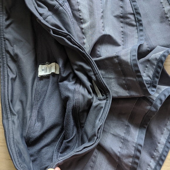 *Sale*Lululemon Turbo Run Lined Shorts. Size 4. - Picture 4 of 7